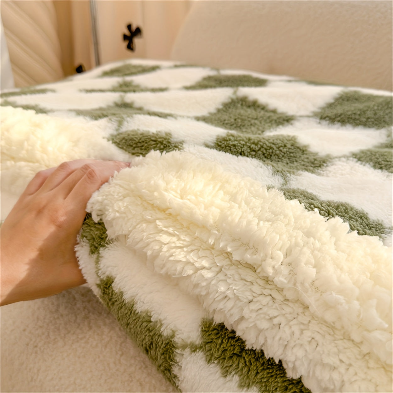 [Cozy Double-Layer Blanket] Cozy & Warm Double-Layer Plush Blanket - Luxurious Black and White Checkered, Soft Polyester Fabric, Machine Washable, All-Season Throw for Bed or Sofa