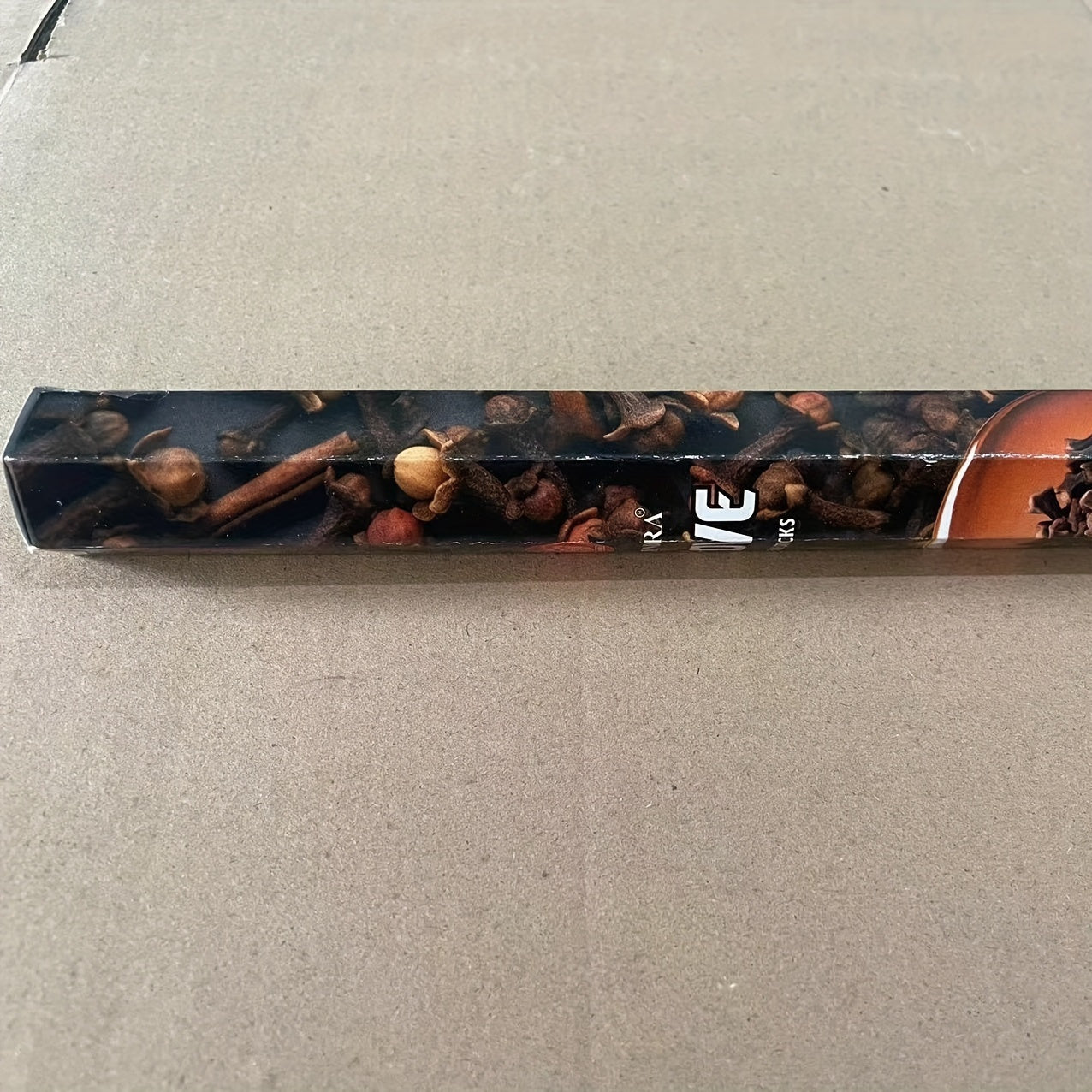 20 sticks/box - 35 scents to choose from, including incense, rose, jasmine, osmanthus and amber. These incense sticks are perfect for air purification in living rooms, bedrooms, and hotels, and are also suitable for offices and entertainment venues to rel