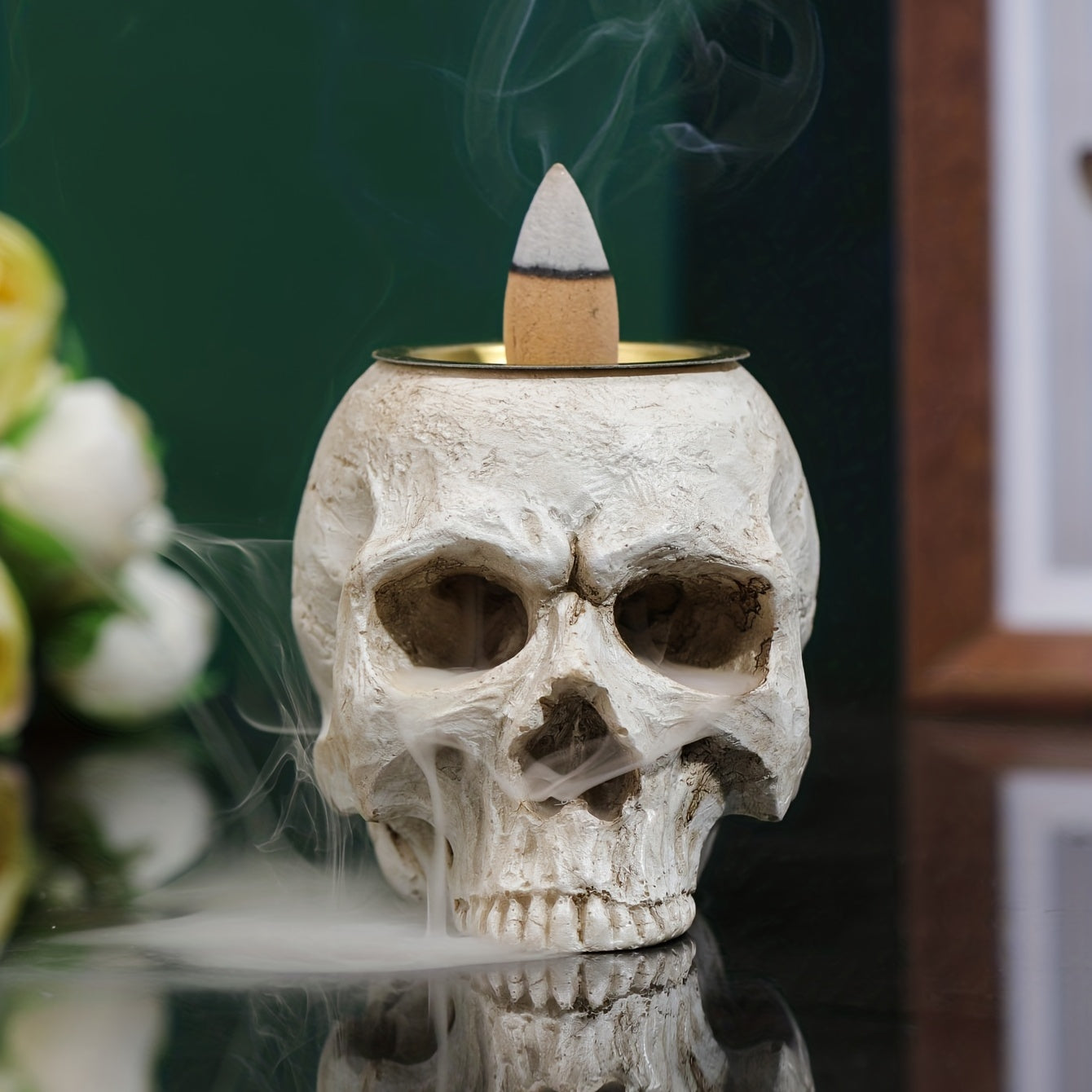 1pc Unique Skull-Shaped Resin Incense Burner - Elegant Gothic Home Decor with Smoke Swirling Effect, Perfect for Creating a Spooky Ambiance, Incense Holde