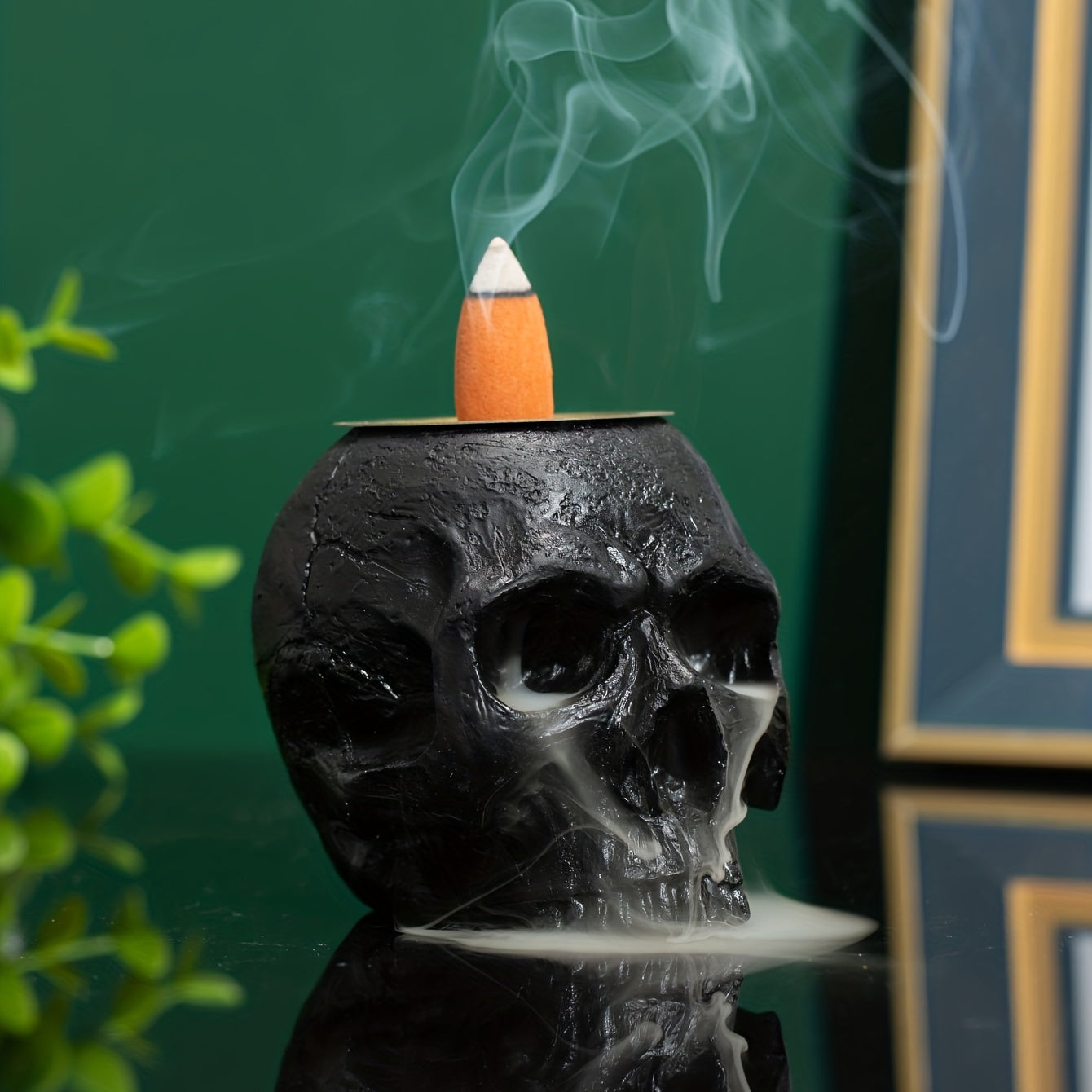 1pc Unique Skull-Shaped Resin Incense Burner - Elegant Gothic Home Decor with Smoke Swirling Effect, Perfect for Creating a Spooky Ambiance, Incense Holde