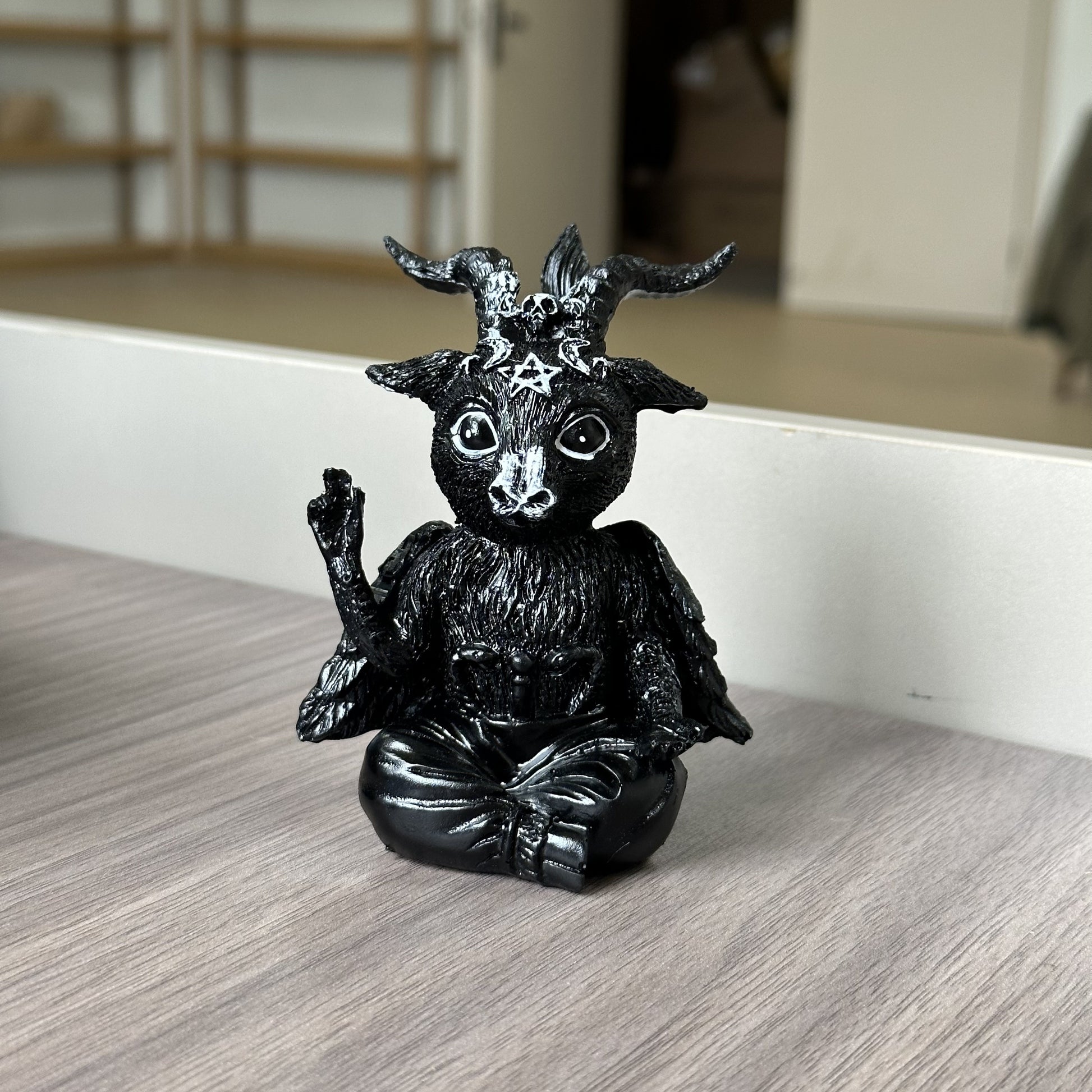 1pc, Exquisite Winged Occult Cat Figurine - Poly Resin Decorative Figurine with Mysterious Design - Ideal for Home Room Decor, Desk, Garden, and Room Decoration Supplies