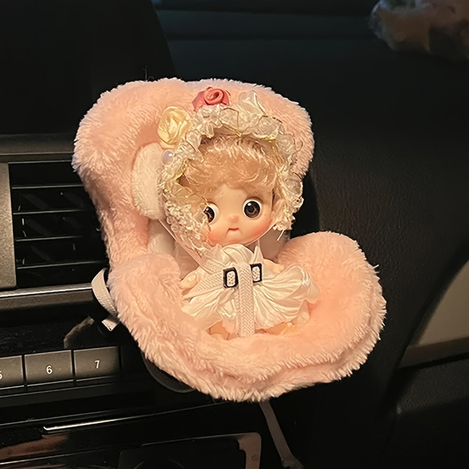 Car Dashboard Ornamen Cute Kawaii Car Seat Doll - Adorable Air Vent Clip-On Decoration, Perfect Gift for Friends, Durable Plastic Vehicle Interior Accessory