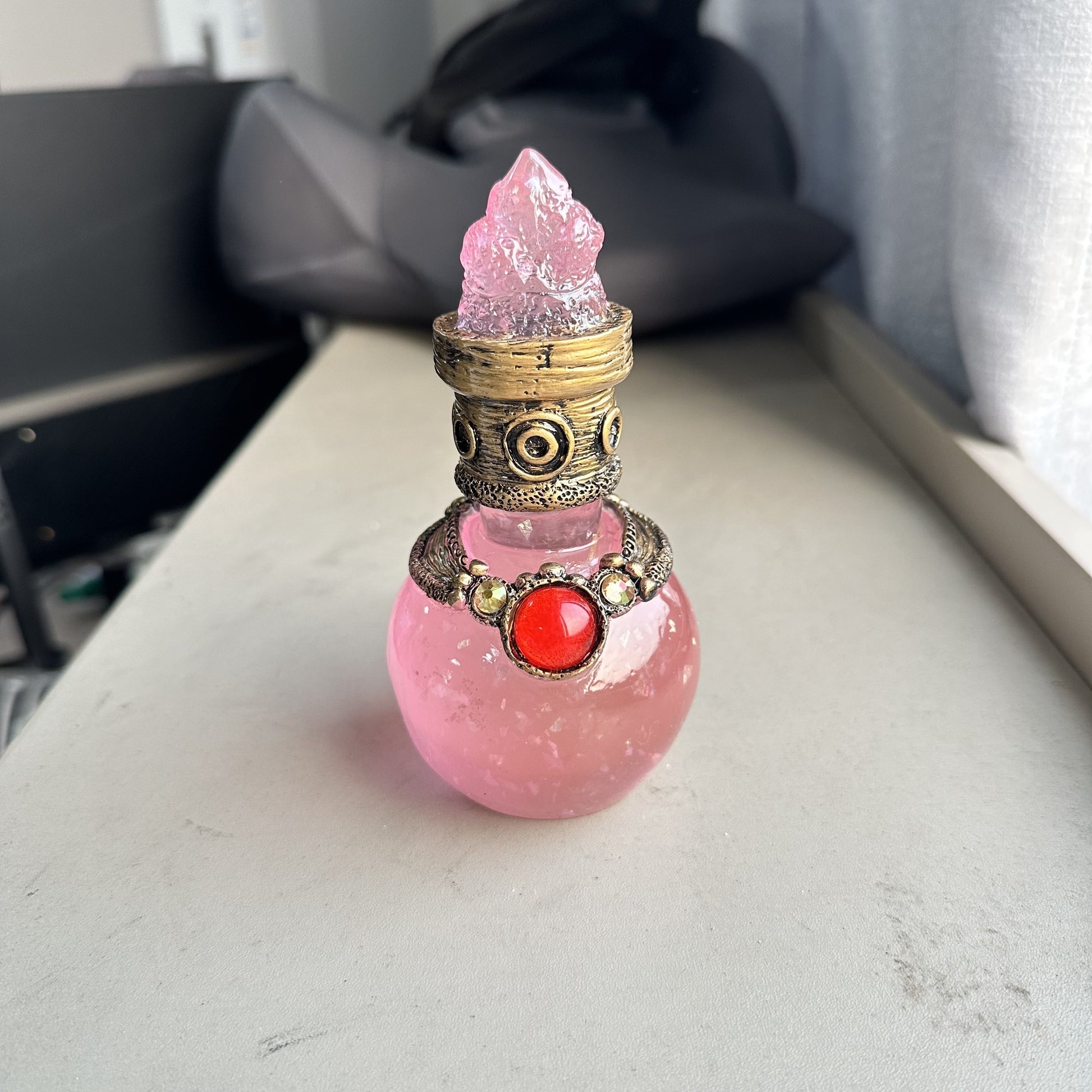 Classic Resin Magic Potion Bottle Figurine - Handcrafted Ornamental Bottle with Gem Accents - Multifunctional Decor Piece for Various Room Types, Ideal for Christmas, Halloween, Easter, Hanukkah, Thanksgiving - Decorative Collectible with No Electricity N