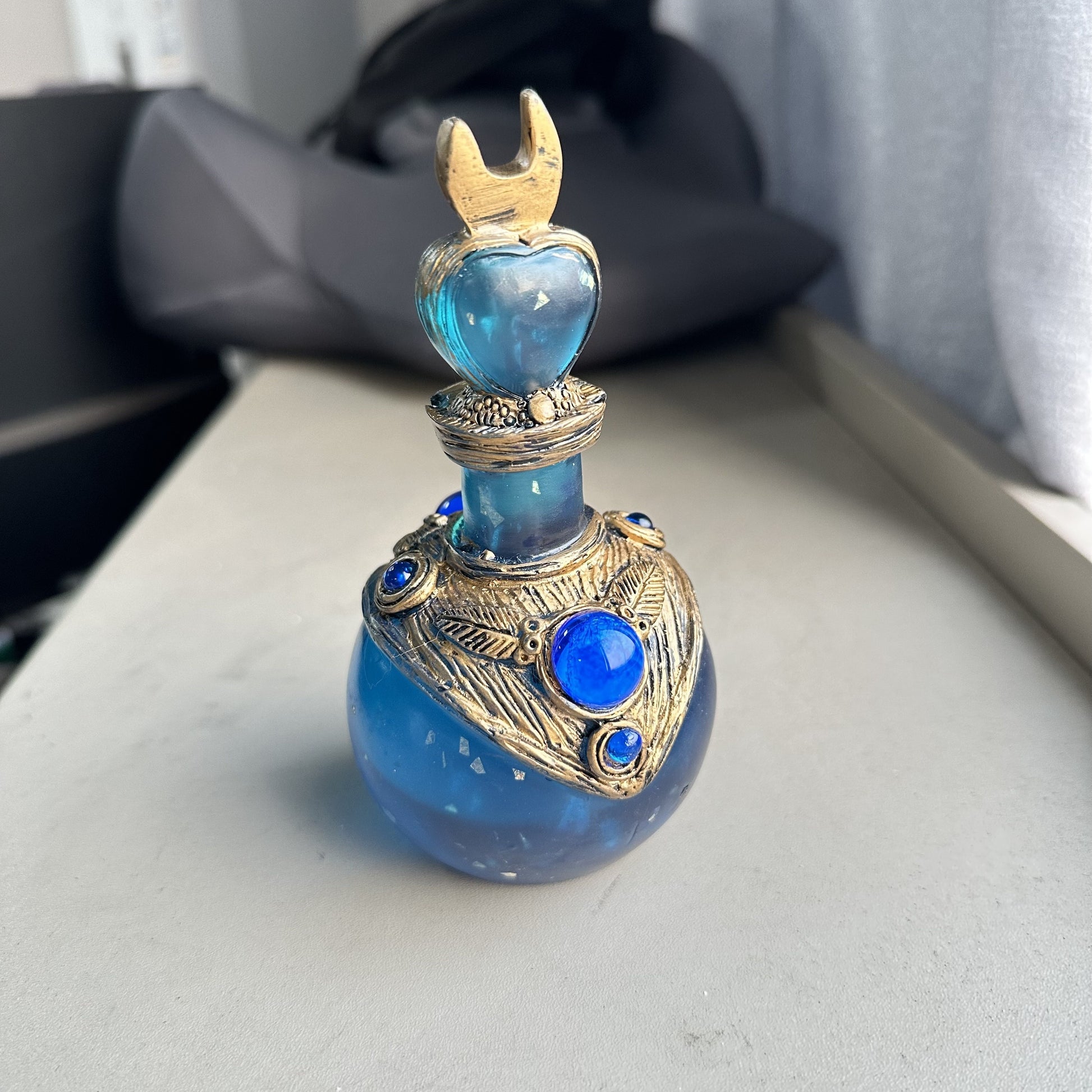Classic Resin Magic Potion Bottle Figurine - Handcrafted Ornamental Bottle with Gem Accents - Multifunctional Decor Piece for Various Room Types, Ideal for Christmas, Halloween, Easter, Hanukkah, Thanksgiving - Decorative Collectible with No Electricity N
