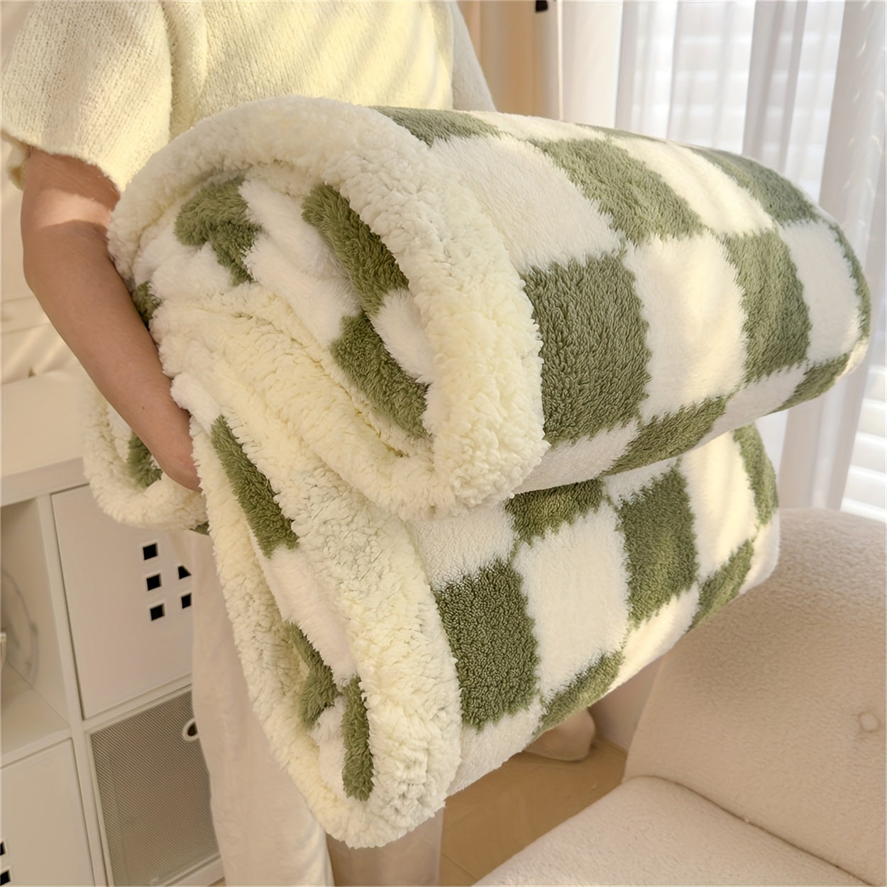 [Cozy Double-Layer Blanket] Cozy & Warm Double-Layer Plush Blanket - Luxurious Black and White Checkered, Soft Polyester Fabric, Machine Washable, All-Season Throw for Bed or Sofa