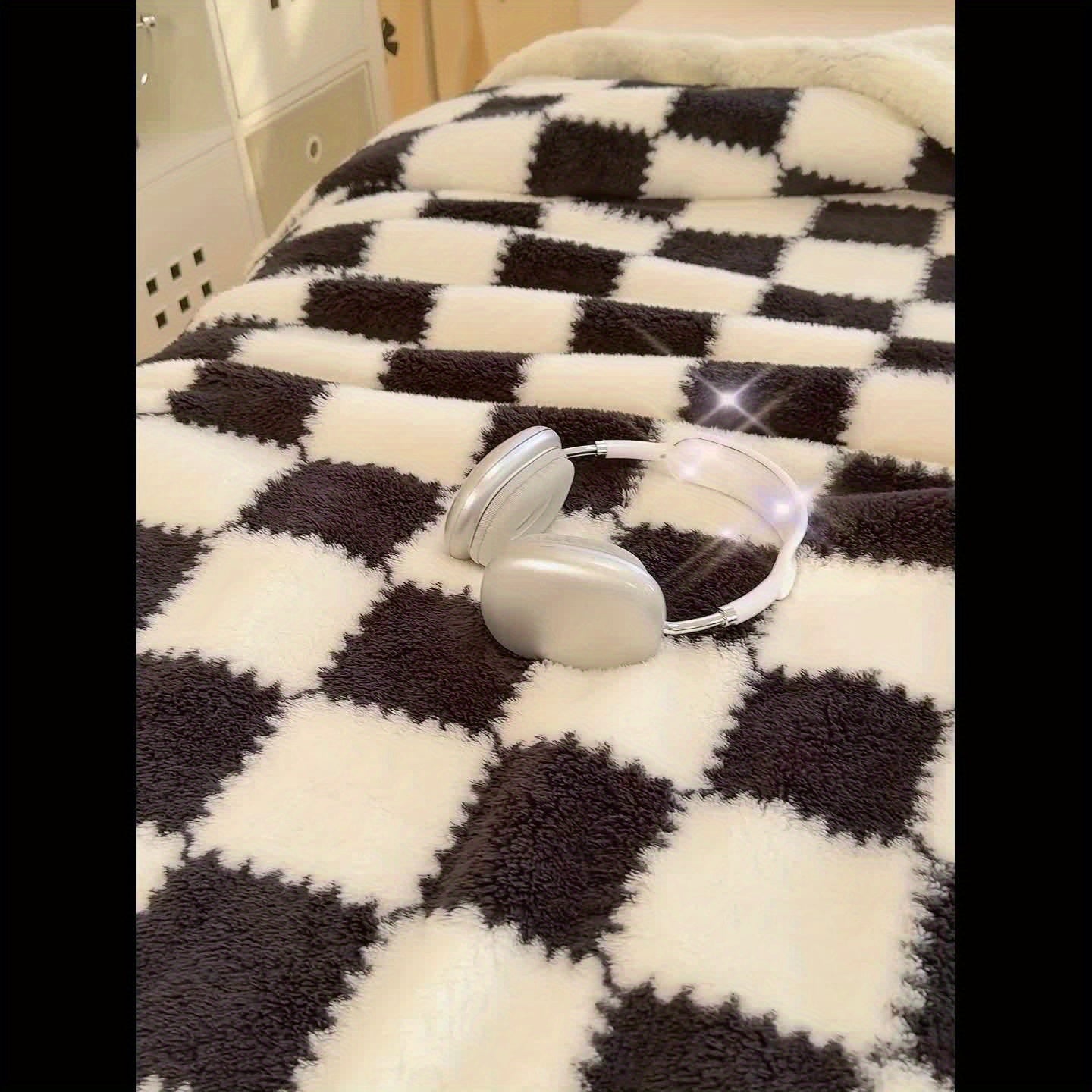 [Cozy Double-Layer Blanket] Cozy & Warm Double-Layer Plush Blanket - Luxurious Black and White Checkered, Soft Polyester Fabric, Machine Washable, All-Season Throw for Bed or Sofa