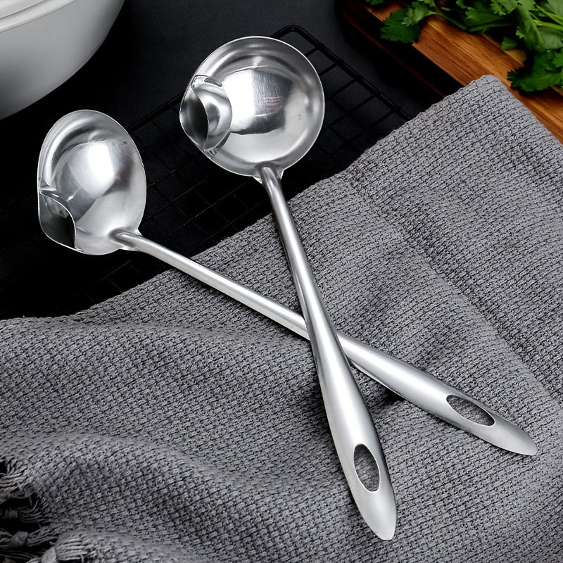 Stainless Steel Oil Separator Spoon - 1pc Fat Skimmer Ladle, Grease Strainer for Soup & Gravy, Hot Pot Oil Filter Tool with Long Handle and Pouring Spout for Kitchen Use