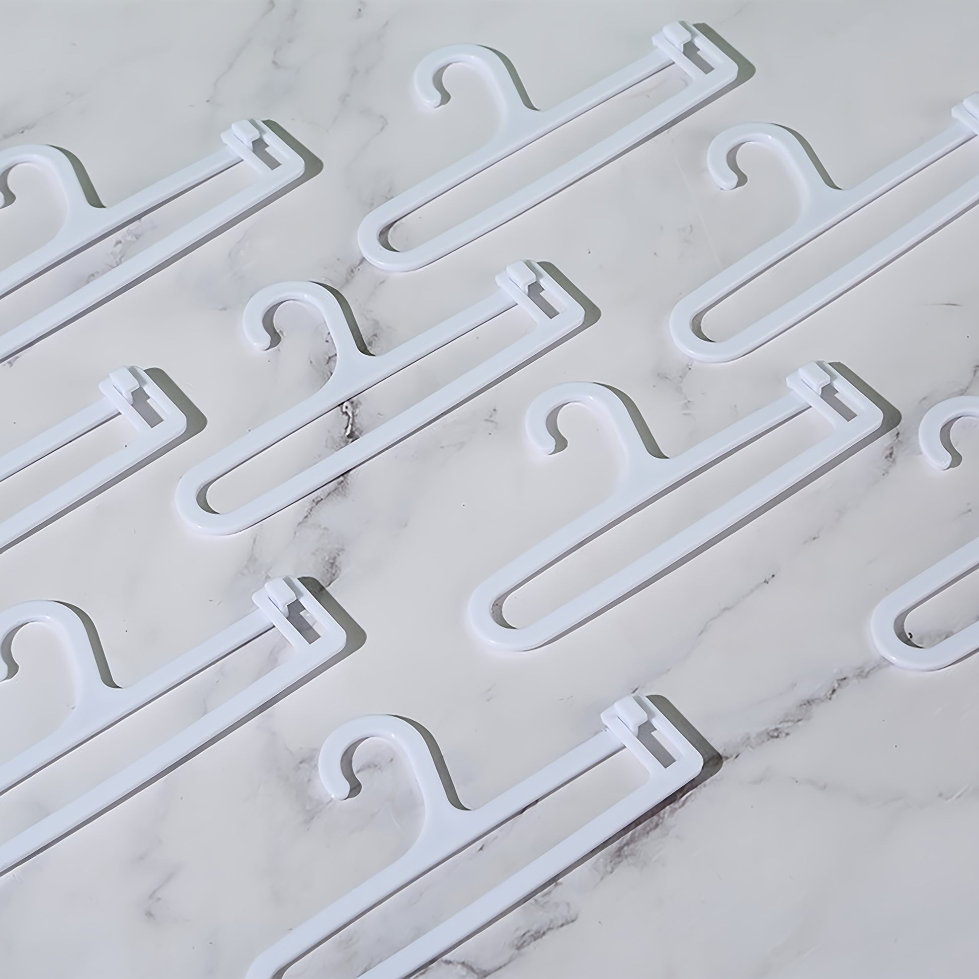Six-piece white doll clothes hanger set, including 1 drying rack and 5 hangers, suitable for dollhouse clothing storage, display, collection, labubu macaron, doll clothes hanger