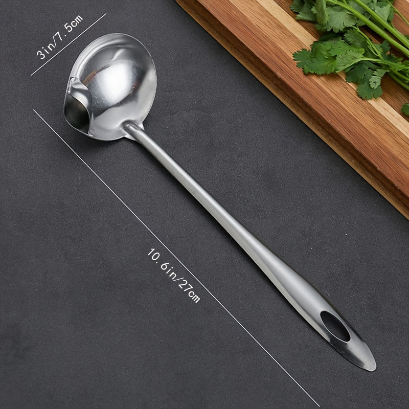 Stainless Steel Oil Separator Spoon - 1pc Fat Skimmer Ladle, Grease Strainer for Soup & Gravy, Hot Pot Oil Filter Tool with Long Handle and Pouring Spout for Kitchen Use
