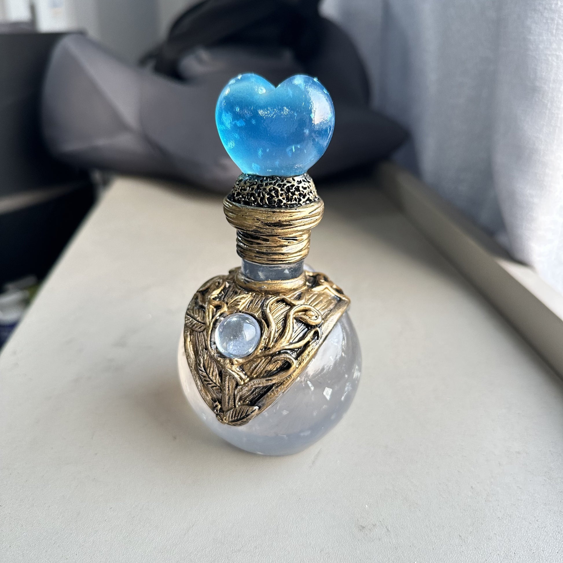 Classic Resin Magic Potion Bottle Figurine - Handcrafted Ornamental Bottle with Gem Accents - Multifunctional Decor Piece for Various Room Types, Ideal for Christmas, Halloween, Easter, Hanukkah, Thanksgiving - Decorative Collectible with No Electricity N