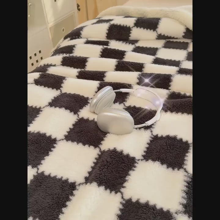 [Cozy Double-Layer Blanket] Cozy & Warm Double-Layer Plush Blanket - Luxurious Black and White Checkered, Soft Polyester Fabric, Machine Washable, All-Season Throw for Bed or Sofa